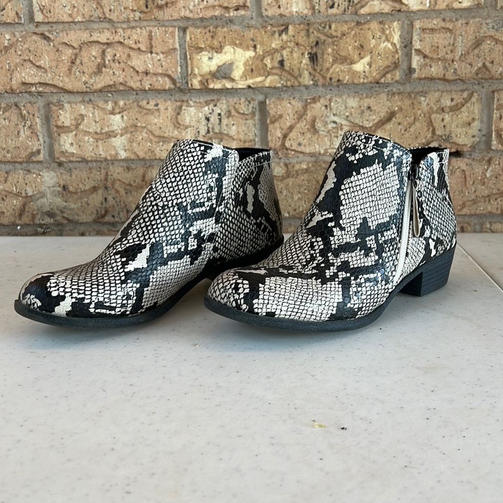 Size 7 memory foam ankle booties.